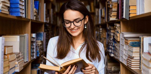 نقص‌ها و فضایل اجتماعی را منعکس می‌کند