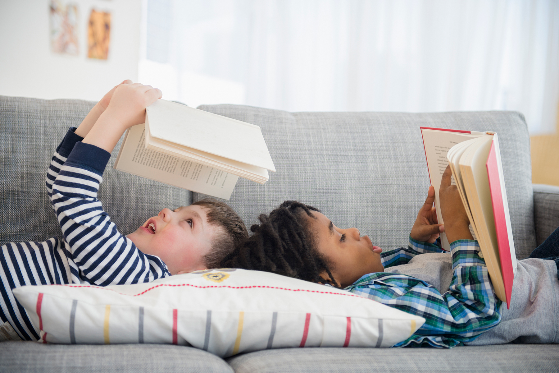 مطالعه کتاب می تواند تاثیرات قابل توجهی در تربیت صحیح فرزندان داشته باشد.