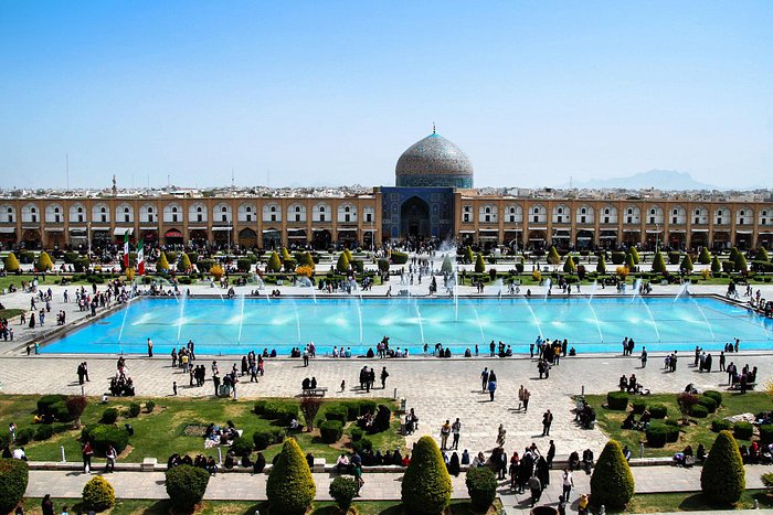 خلیج فارس حدود 860 کیلومتری جنوب استان اصفهان است.